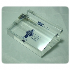 מחזיק כרטיסי ביקור מזכוכית קריסטלית ולוגו של לשכת סוכני ביטוח בישראל