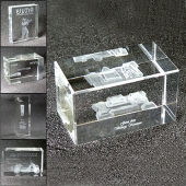 REC מגן הוקרה בצורת תיבה עם חריטת לייזר תלת מימד בזכוכית - לחברת Plasan